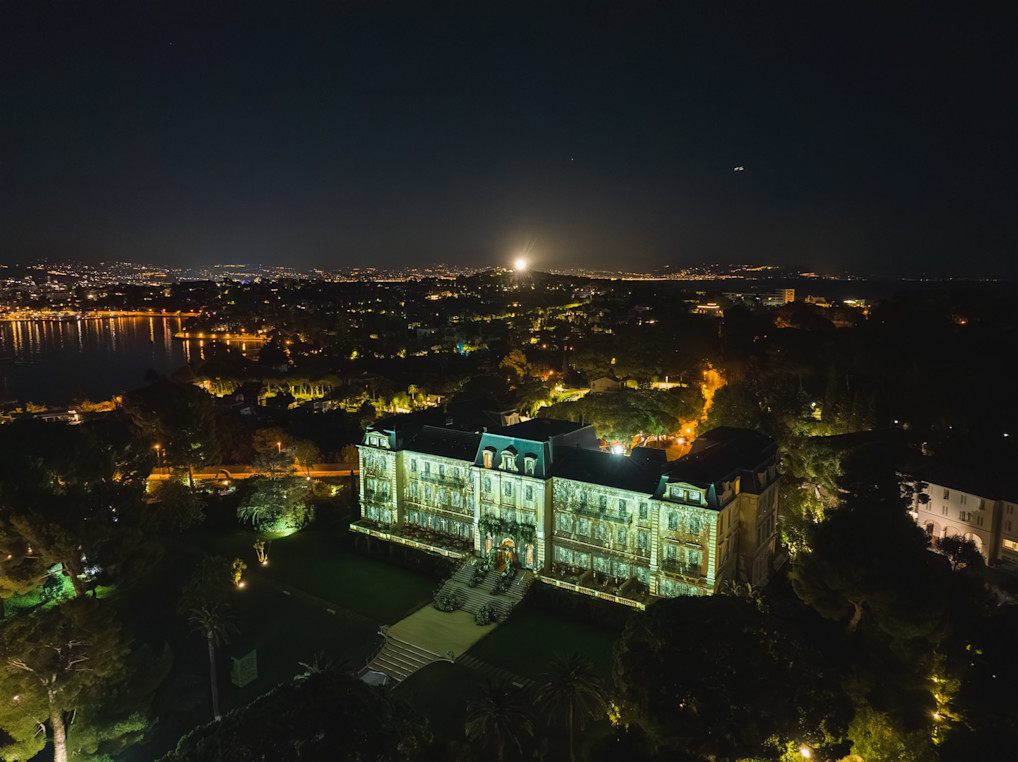 HDC - Hotel du Cap at night with mapping
