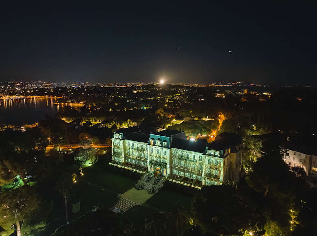 HDC - Hotel du Cap at night with mapping