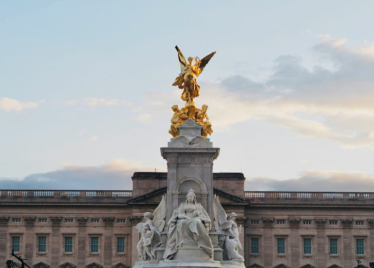 LAN - Buckingham Palace By Laura Chouette