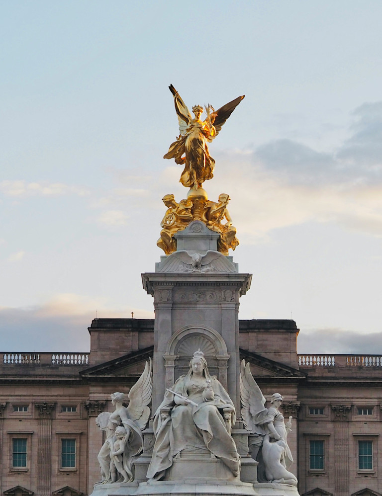 LAN - Buckingham Palace By Laura Chouette