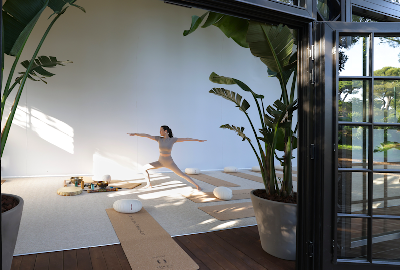 HDC - Activities yoga glasswall