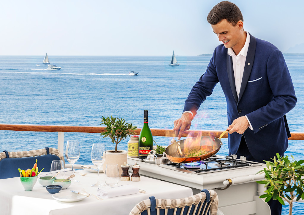 HDC - flambé cooking with waiter