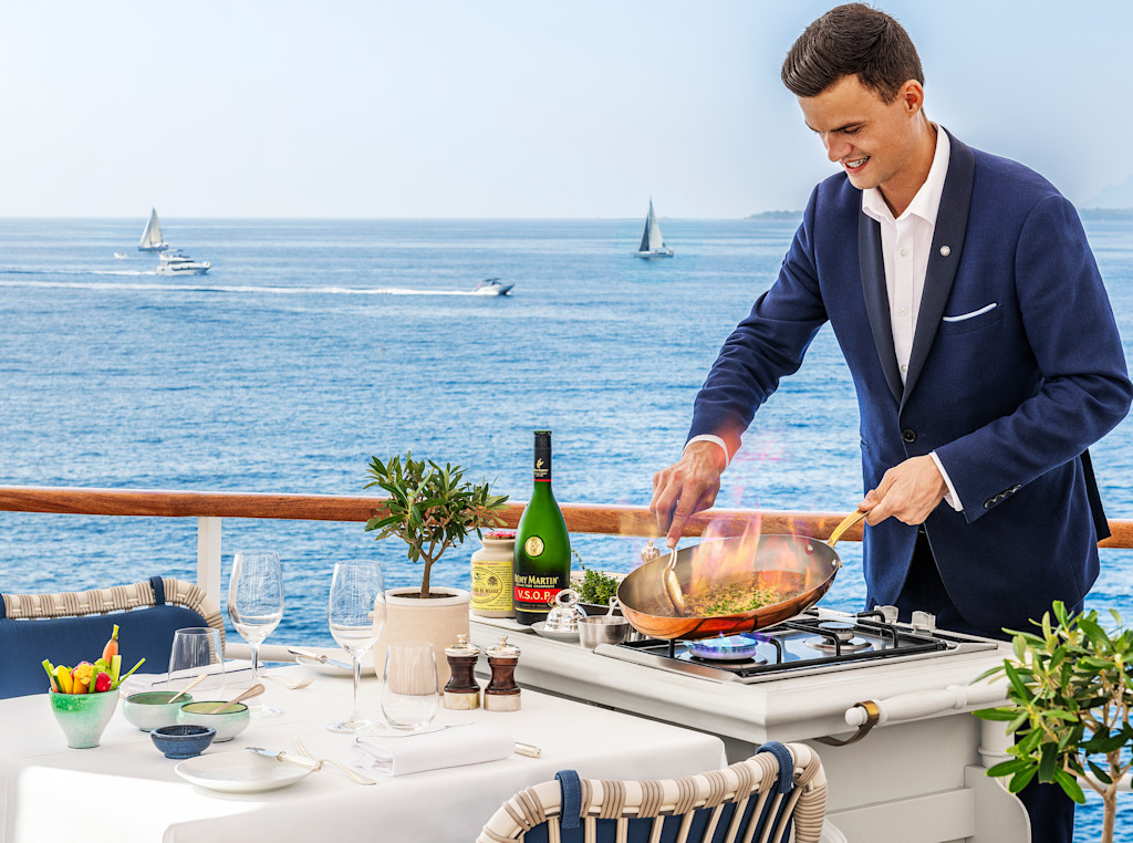 HDC - flambé cooking with waiter