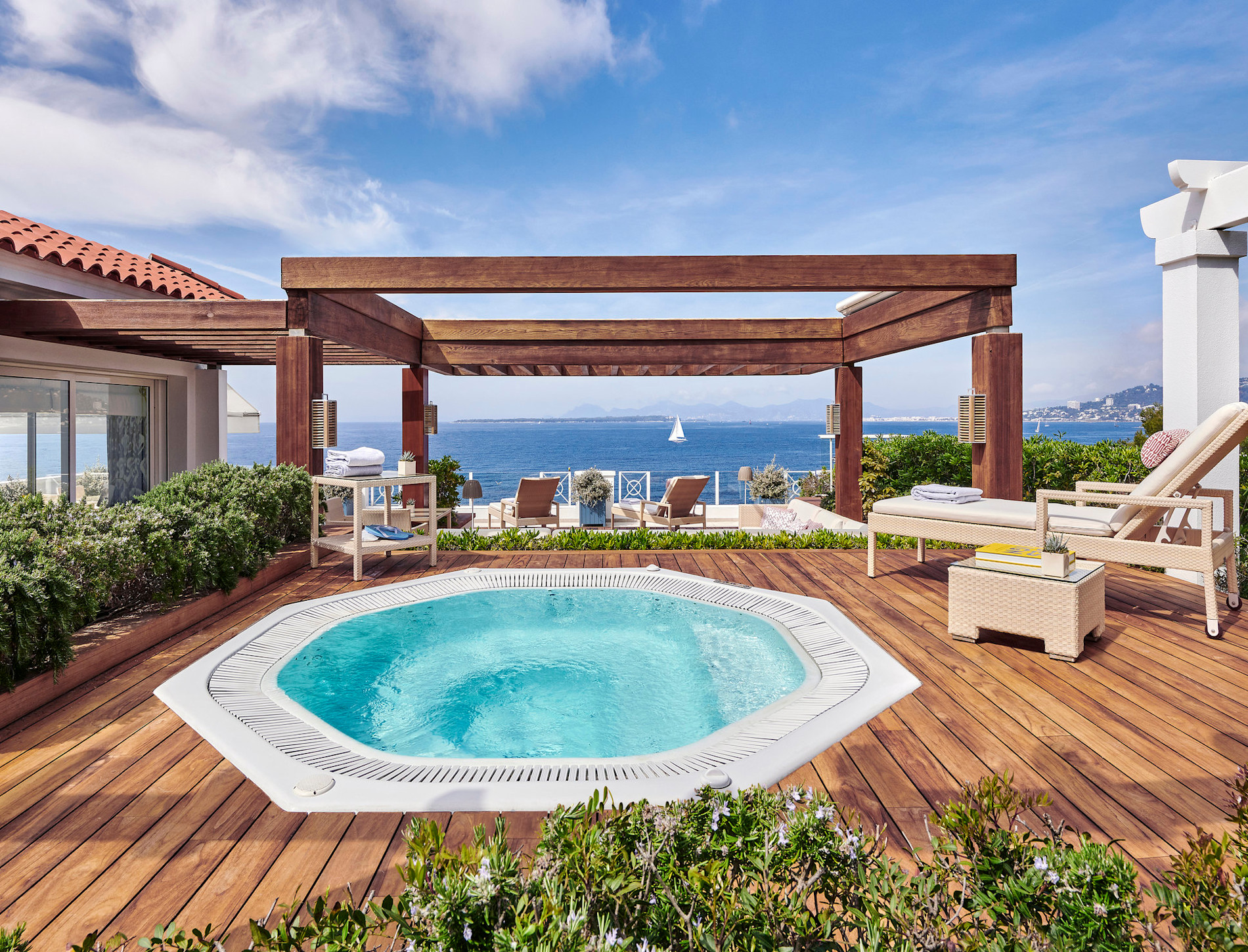 HDC - Eden-Roc Suite Hot tub