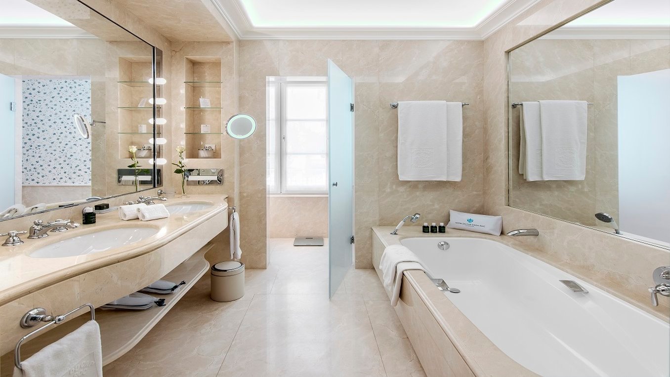 HDC - Tradition Room Two Fountains Bathroom