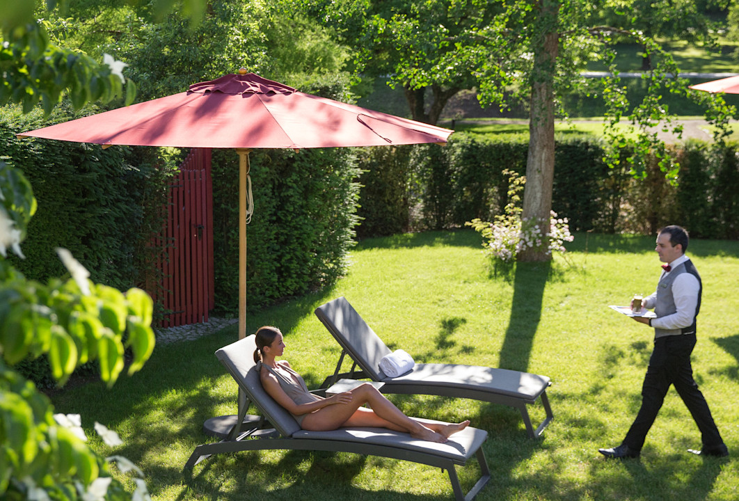 Brenners-Park-Hotel-Spa-Sunbathing-Lawn©Romain Reglade