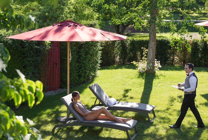 Brenners-Park-Hotel-Spa-Sunbathing-Lawn©Romain Reglade