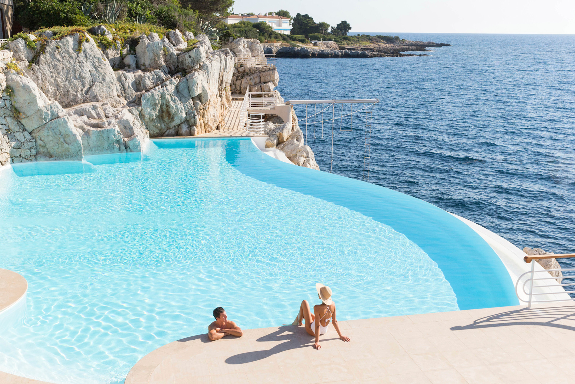 HDC - Pool lifestyle couple