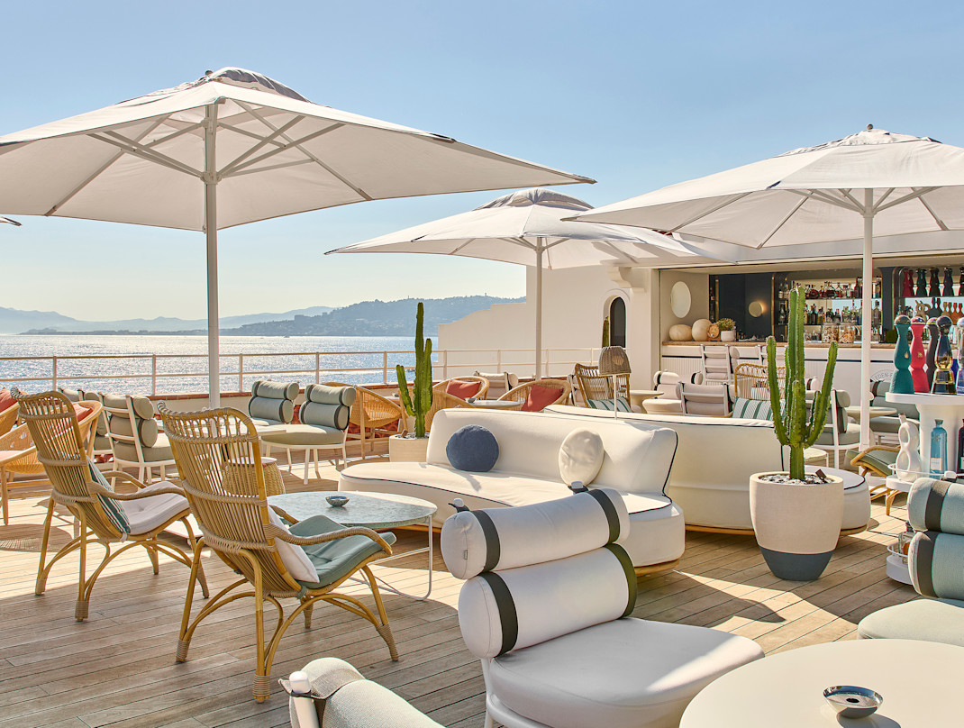 HDC - Eden-Roc Lounge golden hour