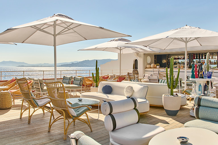 HDC - Eden-Roc Lounge golden hour