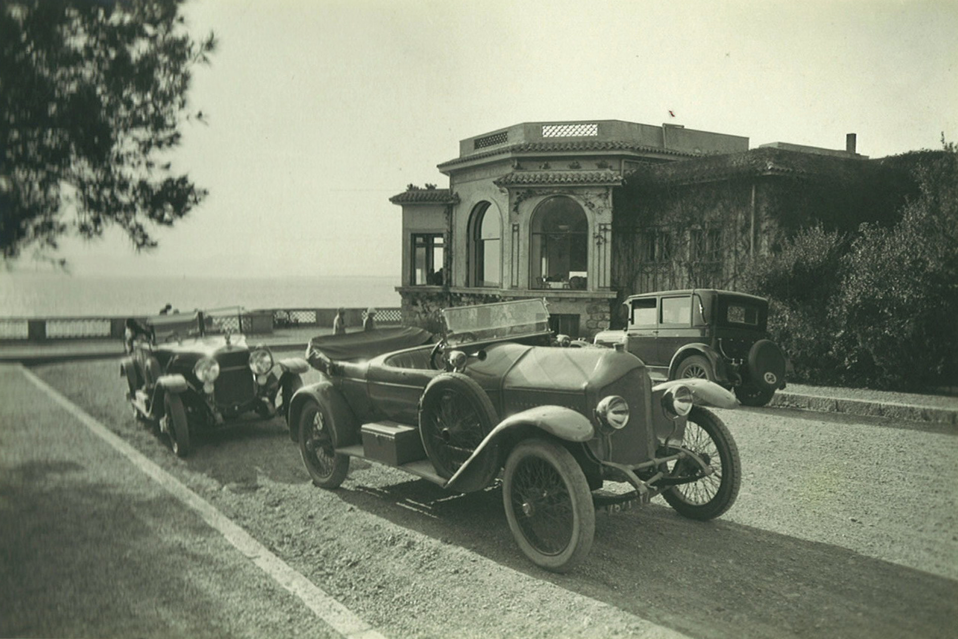 HDC - Eden-Roc Pavilion with vintage cars