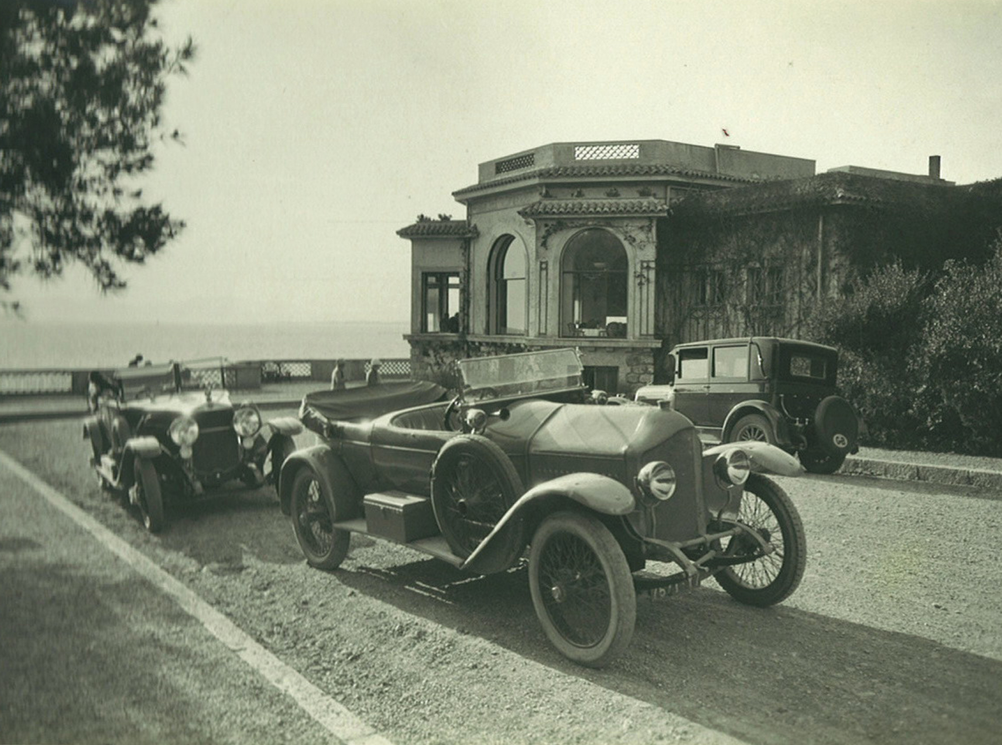 HDC - Eden-Roc Pavilion with vintage cars