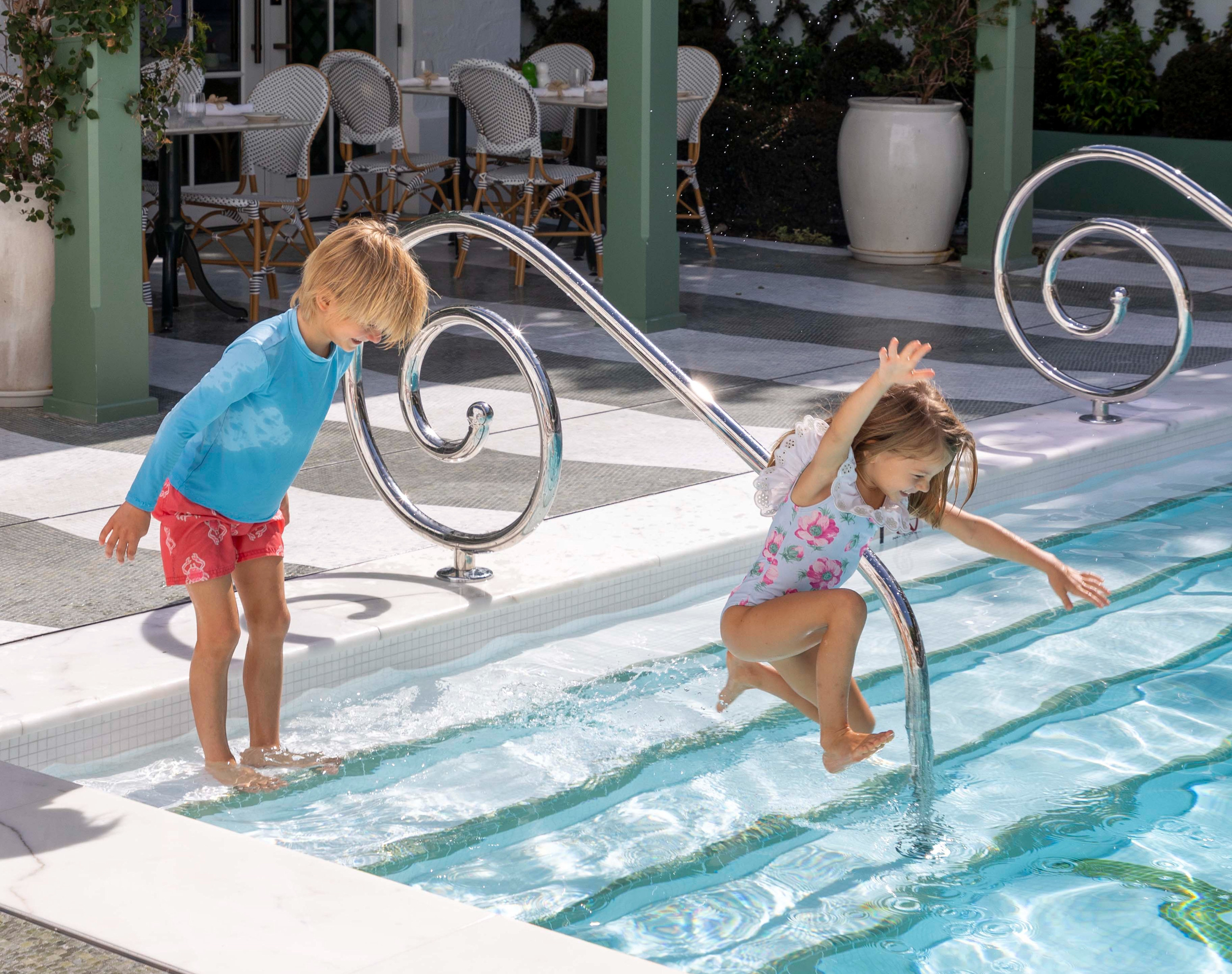 VIN - Kids by the pool
