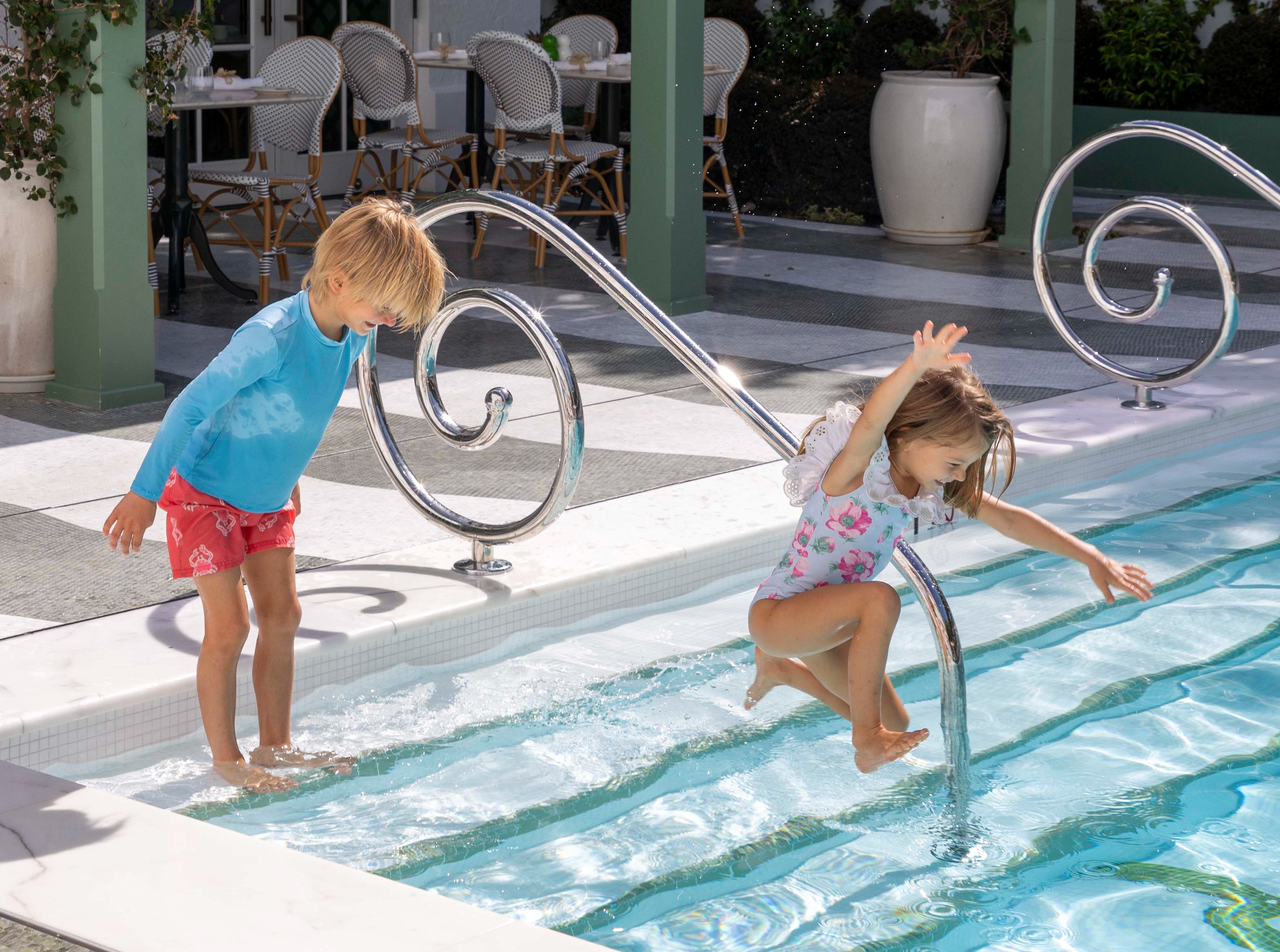 VIN - Kids by the pool