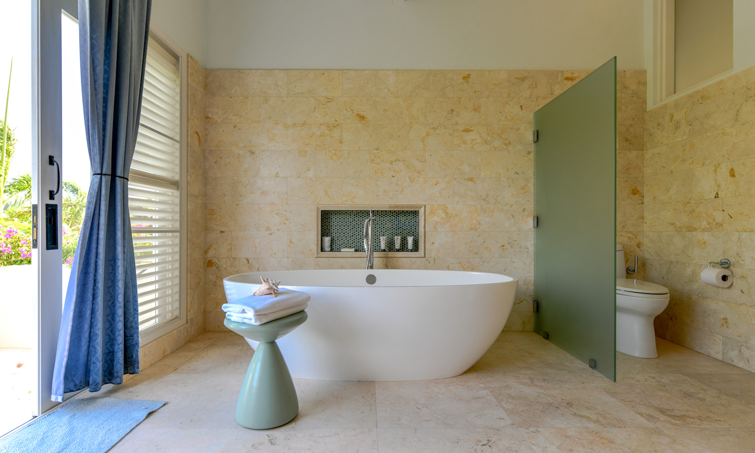 Int088-JUMB-Alaire-BathGuest1-2106JMR22224