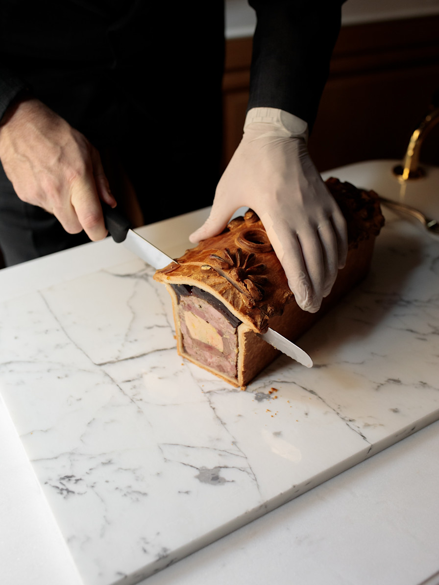 Le Bristol Paris - L-Epicerie des Ateliers - Découpe Pâté en croûte - 1 Y7lVy