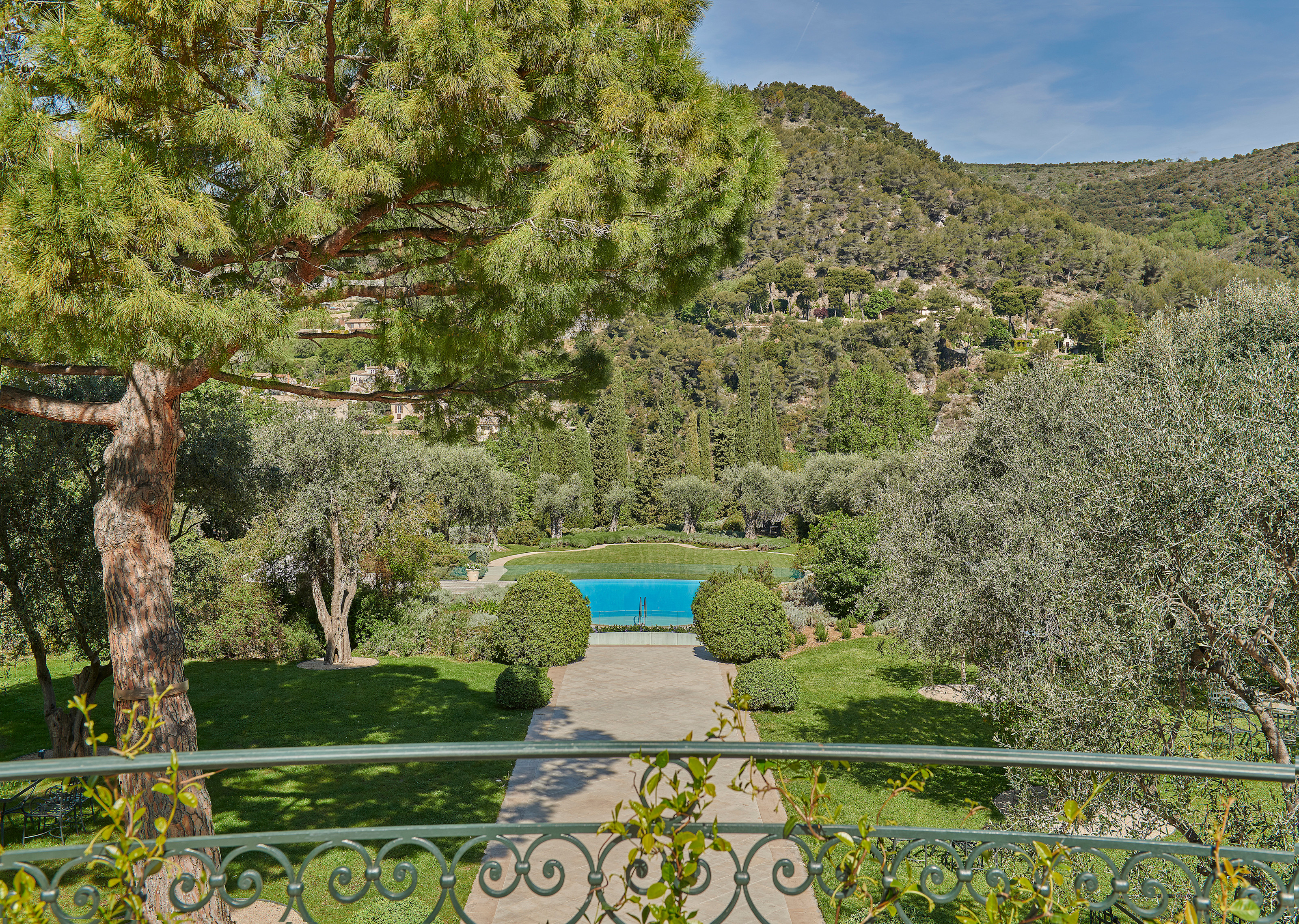 CSM - Alley leading to the pool