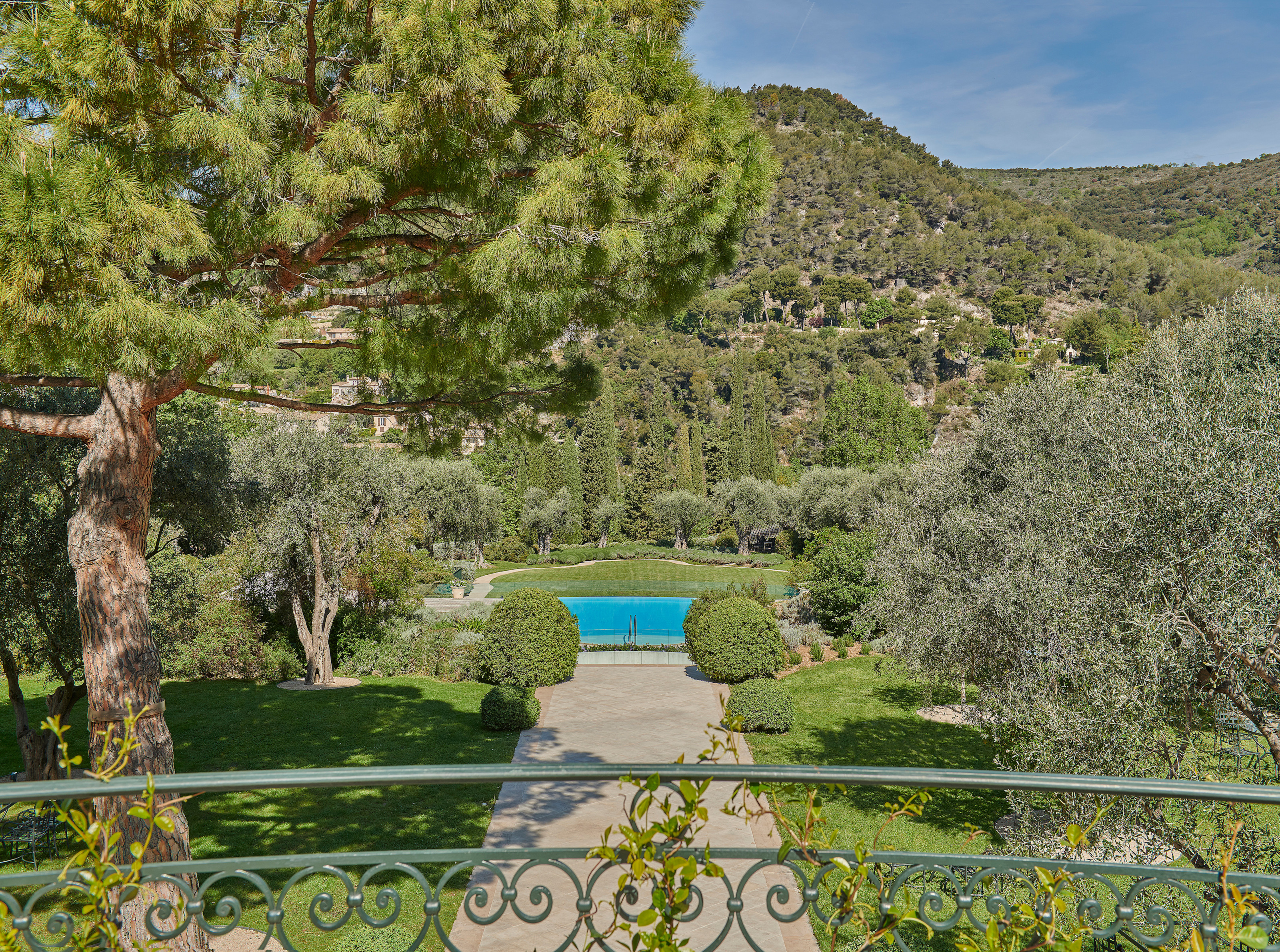 CSM - Alley leading to the pool