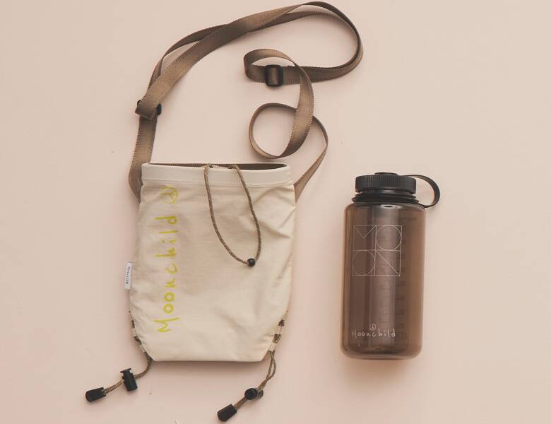 Her ses en lys baggrund med to accessories på.