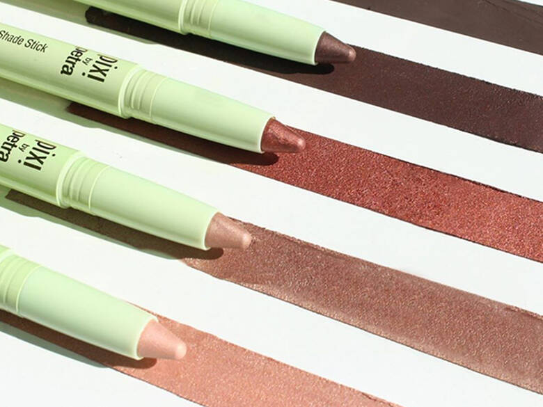 Her ses forskellige øjenskyggestifte på en hvid baggrund.