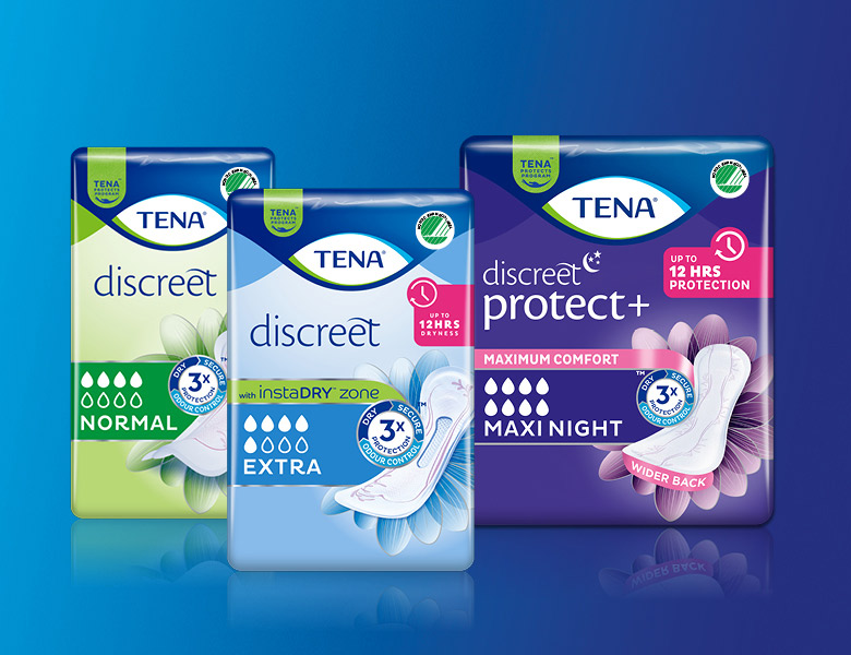 Tre pakker TENA Discreet vises på blå baggrund – Normal, Extra og Protect+ Maxi Night.