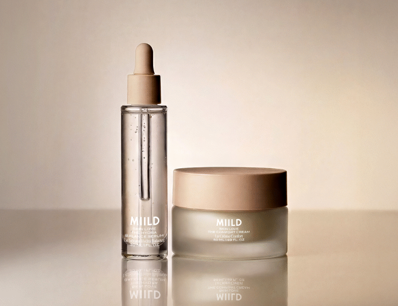 Her ses to hudplejeprodukter fra MIILD placeret på en lys, neutral baggrund. Til venstre står en gennemsigtig flaske med pipette, og til højre en krukke med låg. Begge produkter har “MIILD” skrevet på emballagen.