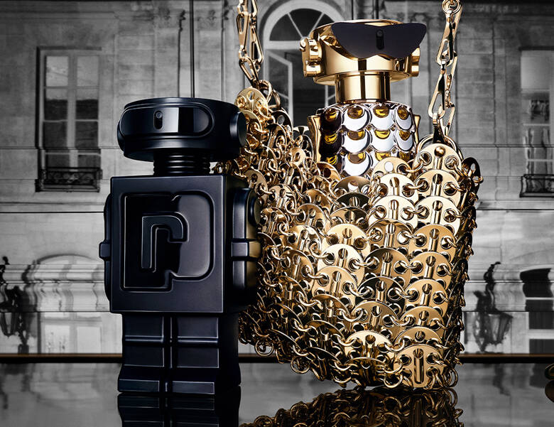 Her ses to Rabanne parfumer. Den ene er sort og formet som en robot. Den anden er i guld. Baggrunden er en sal. 