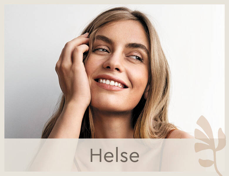 Her ses en lys baggrund med en glad kvinde.