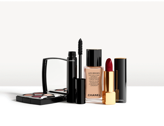 Her ses et billede med flere makeup-produkter fra Chanel placeret samlet mod en lys baggrund. På produkterne står blandt andet “CHANEL” og “LES BEIGES”. Produkterne inkluderer en mascara med synlig børste, en foundation, en læbestift og en øjenskyggepalette.