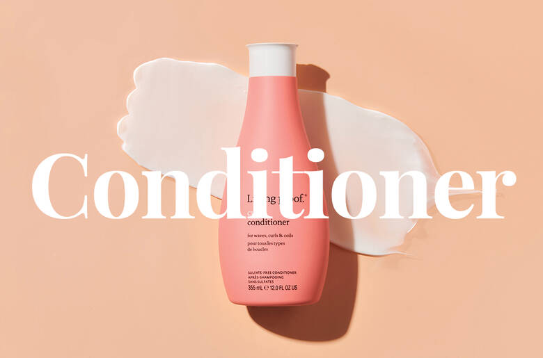 Her ses en laksefarvet baggrund med en lyserød balsam samt selve produktet. Foran står "Condiontioner" i hvidt.