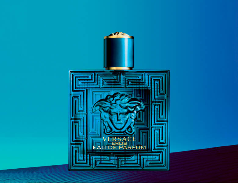 Her ses en blå baggrund med en blå Versace parfume. 