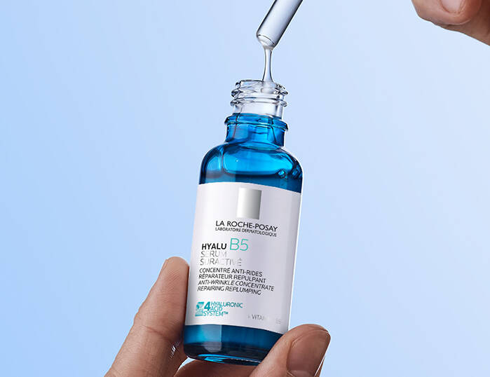 Her er et billede af et La Roche-Posay produkt. Baggrunden er lyseblå.