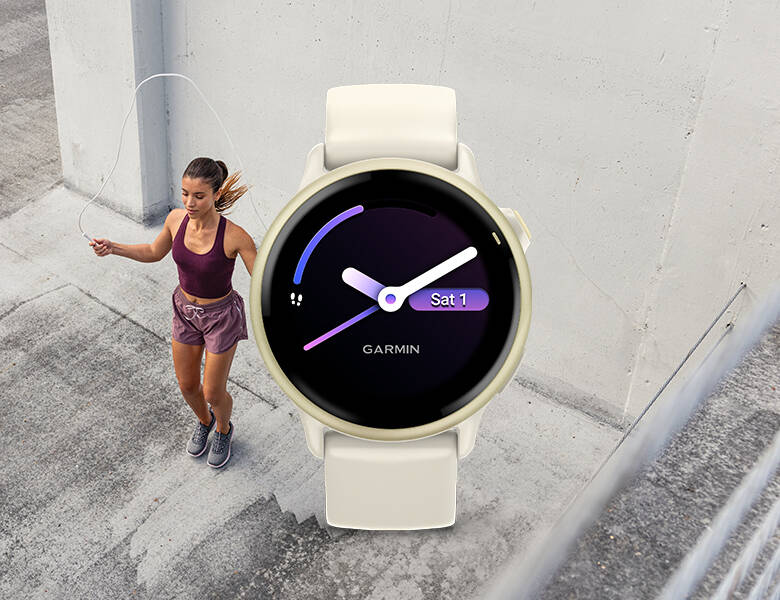 Kvinde træner udenfor og hopper med sjippetov ved en betontrappe, mens et lyst Garmin smartwatch med rund urskive vises stort i forgrunden.