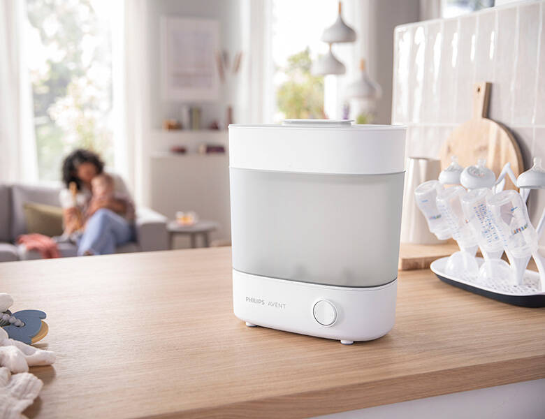 Her ses en hvid babyalarm på et bord i stuen.