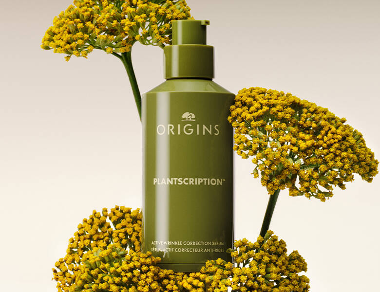 Her ses et grønt produkt blandt nogle gule blomster på en lys baggrund. 