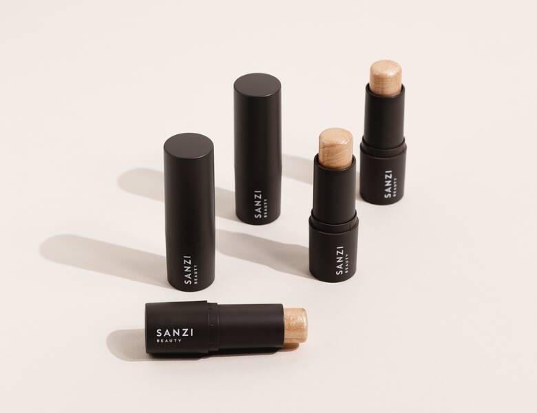 Her ses fem produkter i sort indpakning på den lys