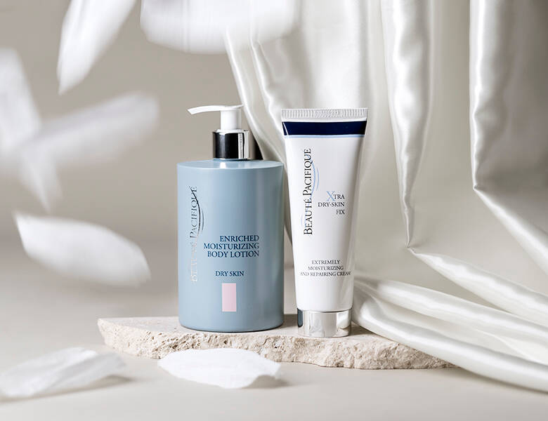 Her ses to produkter - et hvid og et lyseblåt. De står op af hvide ting.