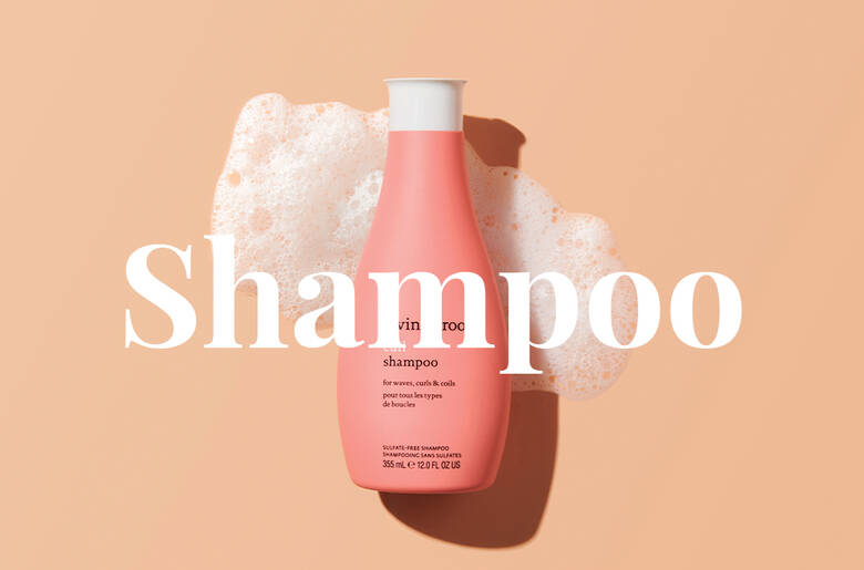 Her ses en laksefarvet baggrund med en shampoo og selve produktet. Foran ses "Shampoo" i hvidt.