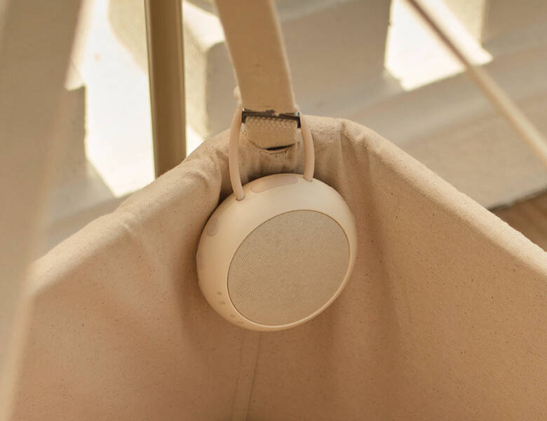 Babymonitor fastgjort en lys slyngevugge. Ses meget tæt på