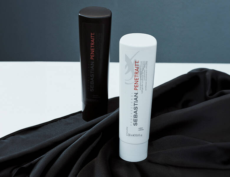 Her ses to Sebastian Professional produkter - et sort og et hvidt. Baggrunden er både sort, hvid og grå.