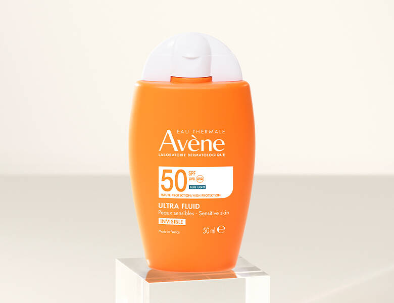 Her ses en Avène solcreme på en lys baggrund. 