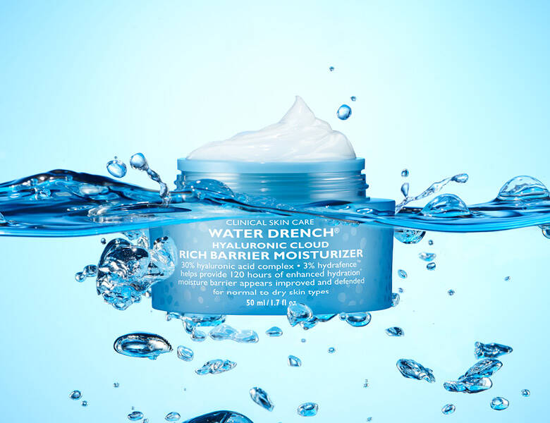 Her ses en blå creme, som flyder i vandoverfladen.