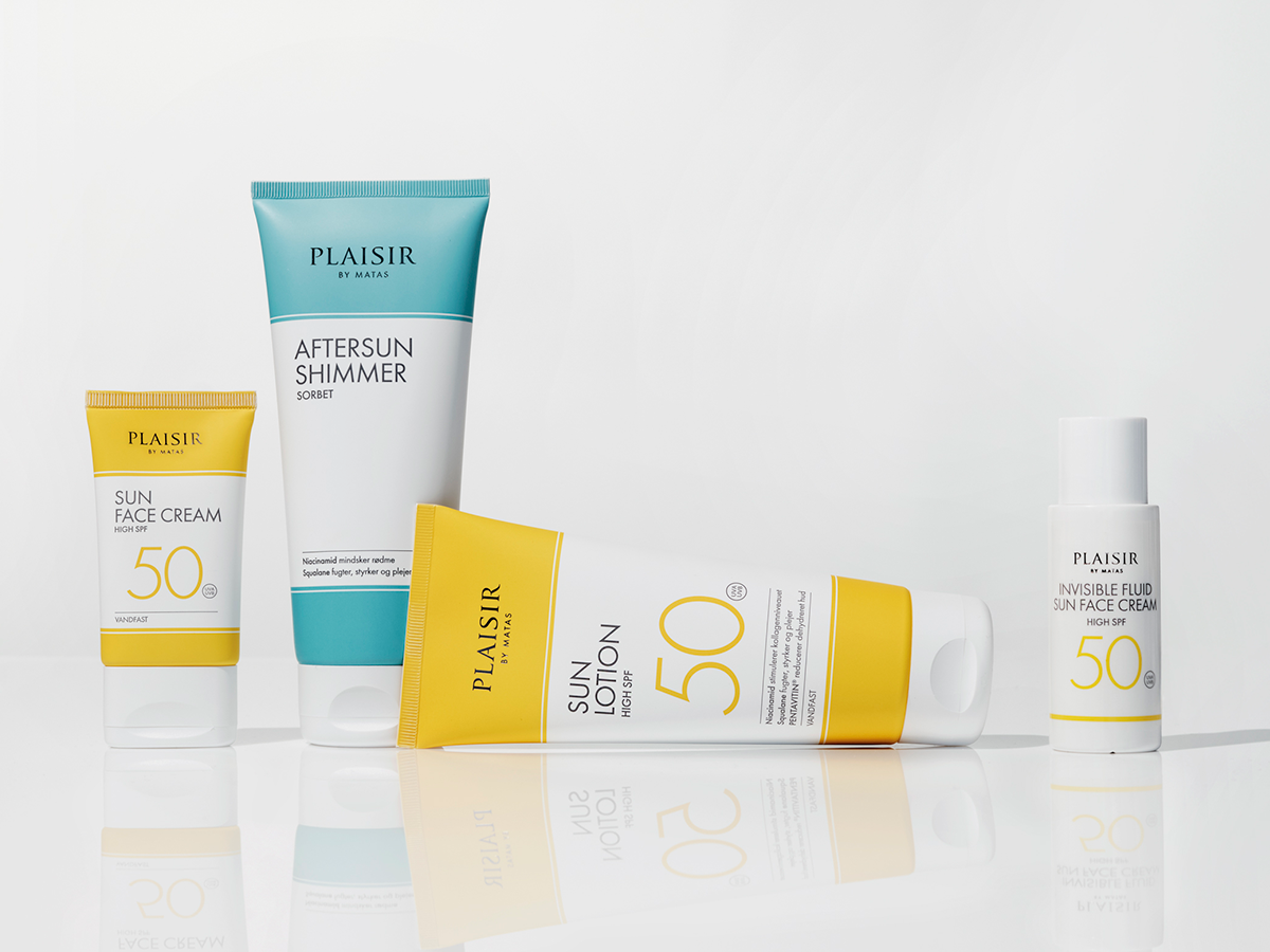 Her ses Plaisir solpleje og aftersun-produkter på en lys baggrund.