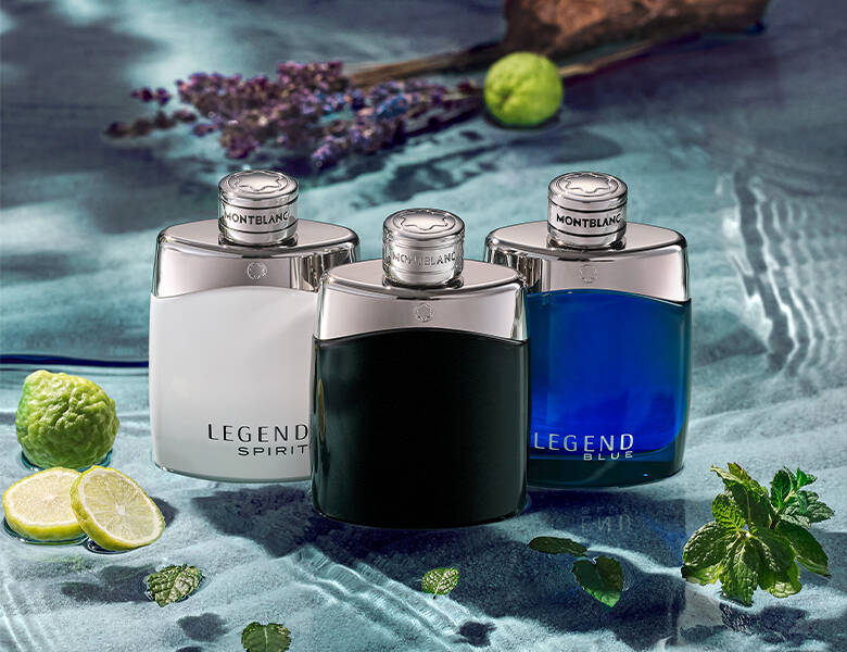 Her ses noget lavt lyst vand med planter og lime. I vandet står der tre Montblanc Legend parfumer i forskellige farver. 