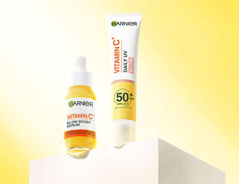 Her ses en gul baggrund med to gule og hvide produkter. 