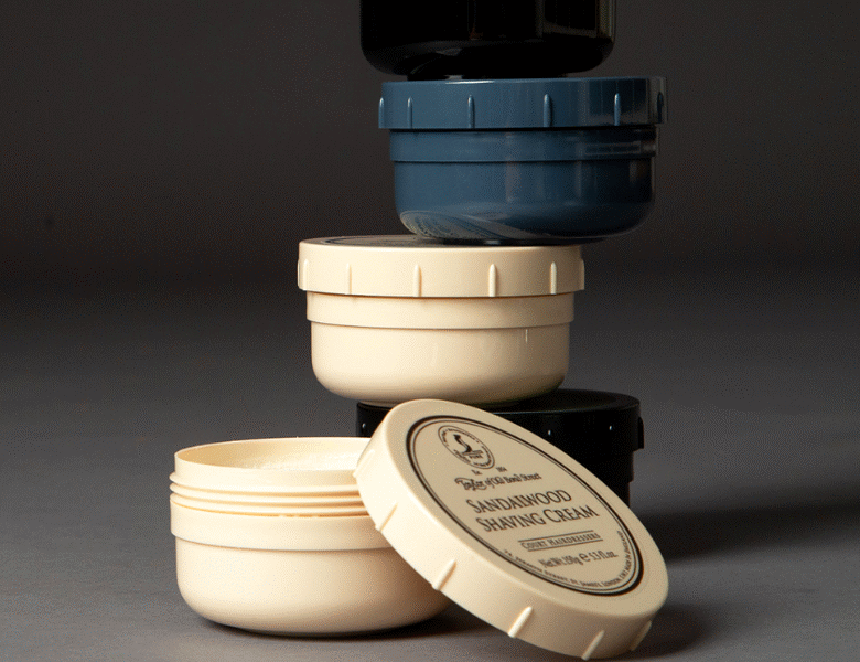 Her ses nogle barbercreme fra Taylor of Old Bond Street på en mørkegrå baggrund.