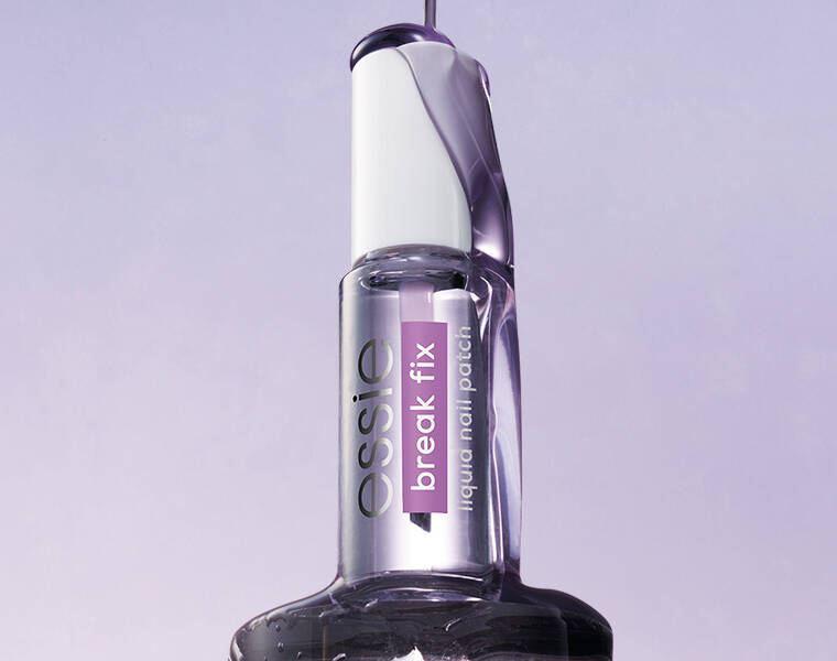 Her ses en lilla baggrund en essie "break fix" på.