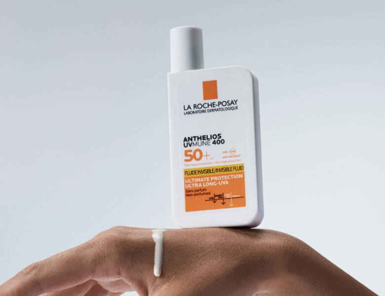 Her ses en håndryg hvorpå et La Roche-Posay produkt står.