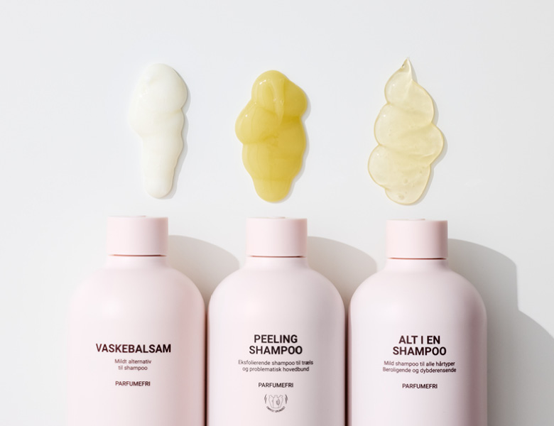 Her ses en hvid baggrund, hvor der ligger tre lyserøde produkter. Ud af dem kommer selve produktet. 