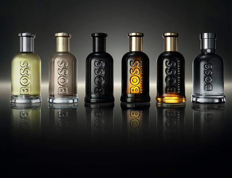 Her ses seks Hugo Boss parfumer på række. Baggrunden er sort. 